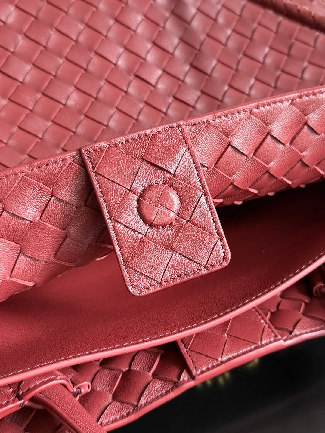Batch 3760 Recently, the same style of bag that celebrities love is both high-end and practical. Michelle Yeoh, Kim Namjoon, Jing Boran, Tong Liya, Sun Qian, Wu Qianyu, Du Juan, Ma Yili and Bai Baihe are all carrying Bottega Veneta summer series Andiamo handbags. Andiamo has a simple structure and rounded lines. The whole piece is made of Nappa leather. It is comfortable, soft and dynamic. It adds interest to daily life and can be easily matched with various styles. Andiamo handbags are available in three sizes: small, medium and large. There are many colors to choose from, which can meet different needs. You can really carry it whether it is daily or attending events. Style number: 743575 Size: 45*22*34cm